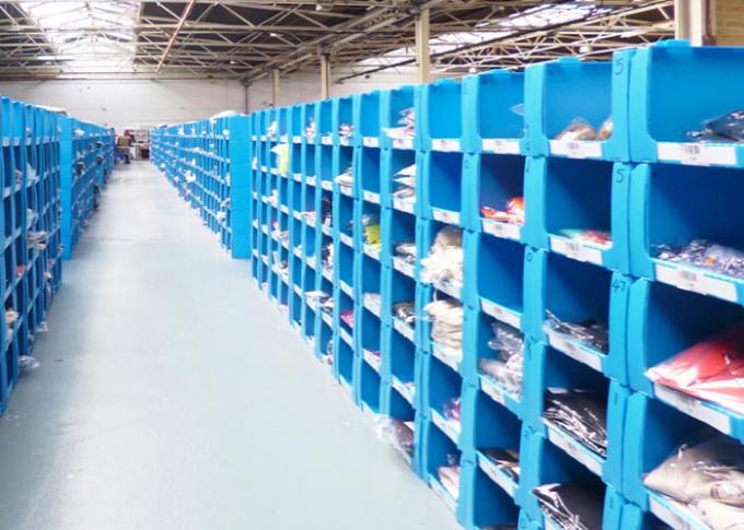 Compartimientos de Warehouse hechos de los cajones acanalados apilables
